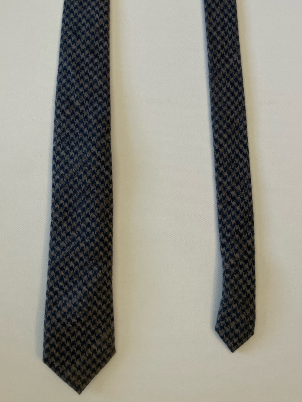 The Tie Bar 100% Cotton Tan/Teal Houndstooth Tie (2.5in x 59.75in) - Picture 3 of 7